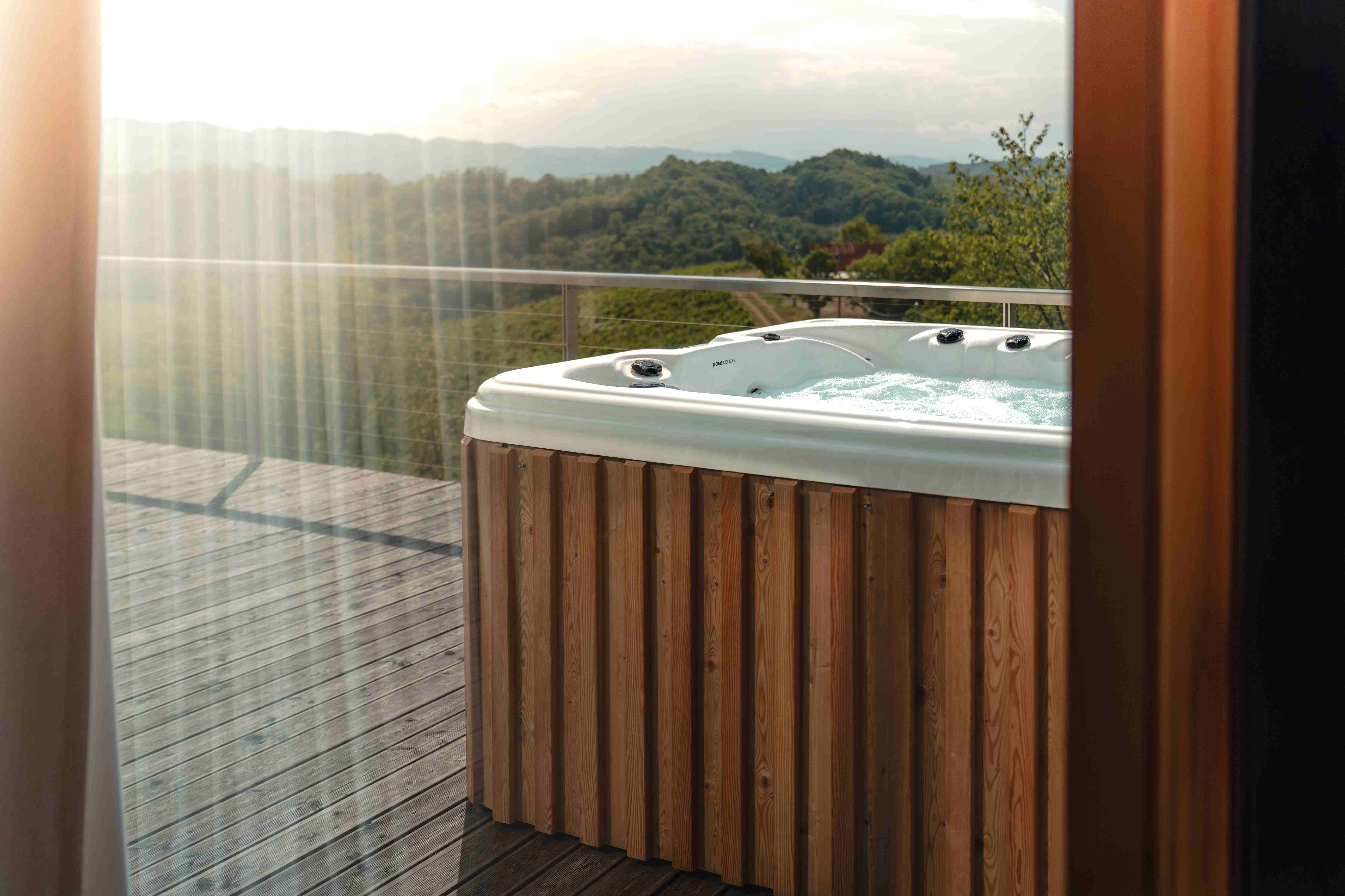 Jacuzzi na terasi z razgledom